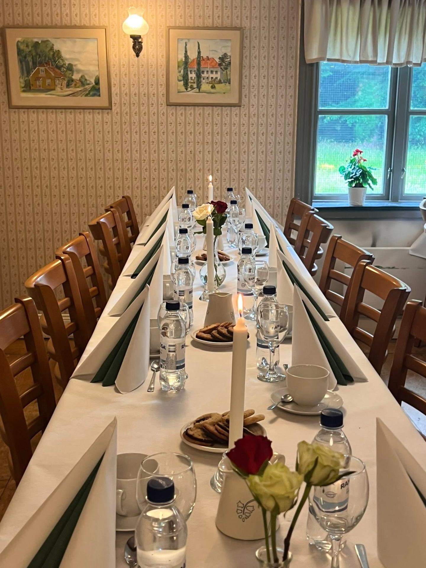 Vackert dukat bord med ljus och blommor